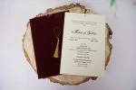 Invitatii nunta plic catifelat bordo ciucuras auriu 13.6 x 20.3 cm