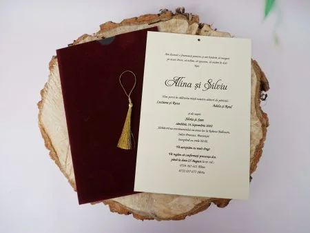 Invitatii nunta plic catifelat bordo ciucuras auriu 13.6 x 20.3 cm