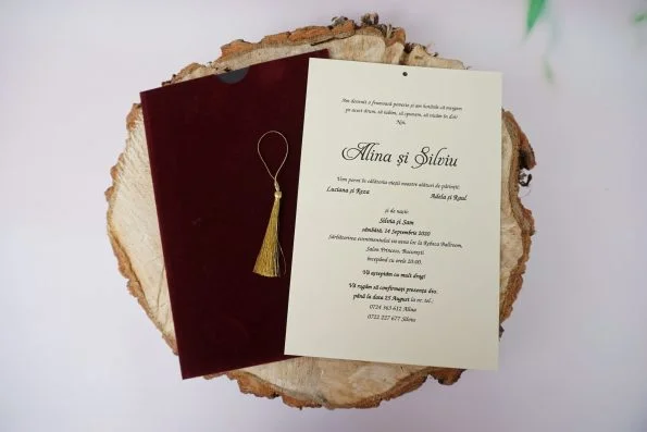 Invitatii nunta plic catifelat bordo ciucuras auriu 13.6 x 20.3 cm