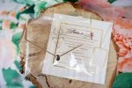 Invitatii nunt cu stripuri margini aurii plic transparent si pietricica 17.5 x 17.5 cm