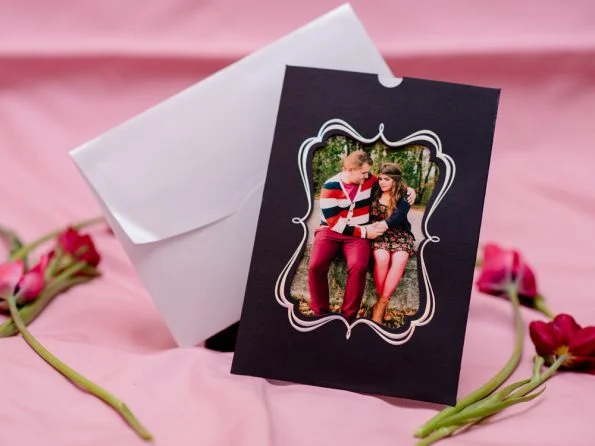 Invitatii de nunta carton subtire sidefat rama argintie relief plic sidefat 13 x 19 cm