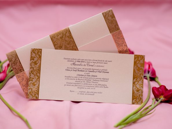 Invitatii nunta carton subtire si sidefat cu insertii aurii in relief 22.9 x 10 cm