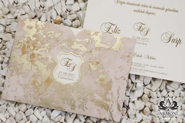 Invitatii nunta plic vintage relief roz auriu elegant 23 x 16 cm
