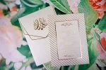 Invitatii nunta cu model modern auriu si text personalizat 15.5 x 21.5 cm