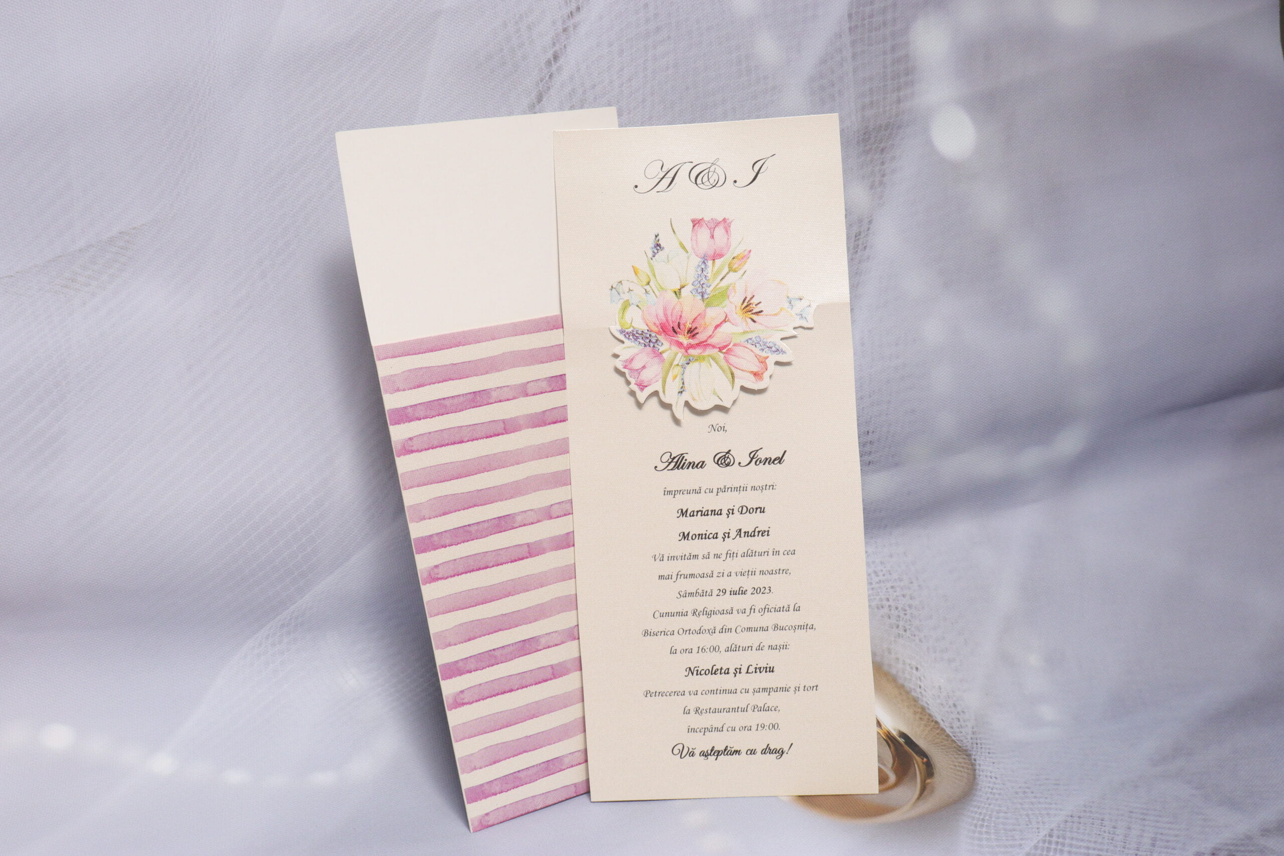 Invitatii nunta dungi orizontale roz si model floral 22 x 10 cm