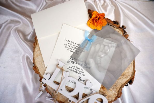 Invitatii de botez cu foaie de calc si fundita albastra 15.5 x 15.5 cm
