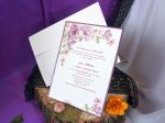 Invitatii nunta albe accesorizate cu panglica si perla 15 x 15 cm