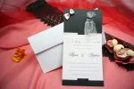 Invitatii de nunta din carton alb si negru accesorizate cu voal si papion 11 x 21.5 cm