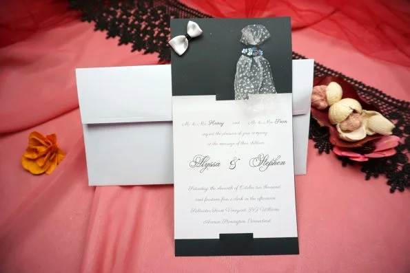 Invitatii de nunta din carton alb si negru accesorizate cu voal si papion 11 x 21.5 cm