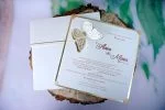 Invitatii nunta aurii fluturas pietricele plic sigiliu ceara 19.7 x 19.8 cm