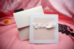 Invitatii nunta albe accesorizate cu panglica si perla 15 x 15 cm