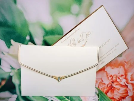 Invitatii nunta margini aurii cu accesoriu pietricele 22.7 x 15.8 cm