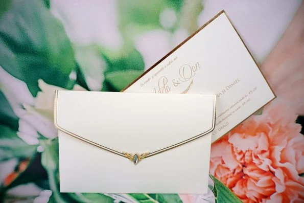 Invitatii nunta margini aurii cu accesoriu pietricele 22.7 x 15.8 cm