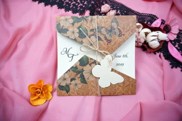 Invitatii nunta model fluturas si sfoara 16.1 x 16.1 cm