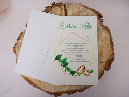invitatie de nunta din carton lucios cu decor verde si inele pe o bucată de lemn