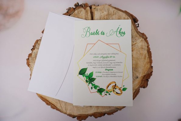 invitatie de nunta din carton lucios cu decor verde si inele pe o bucată de lemn