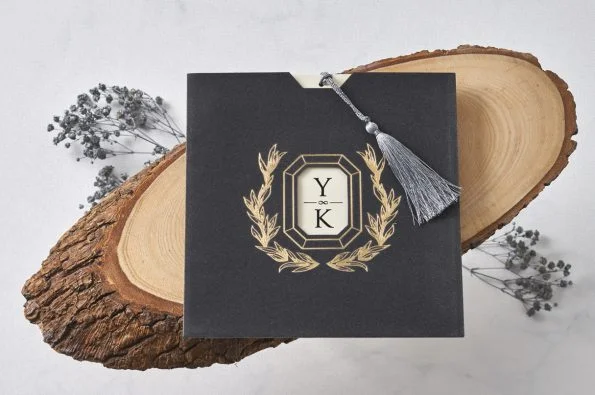 Invitatii nunta lux plic negru cu ciucuras argintiu 15.8 x 16.5 cm
