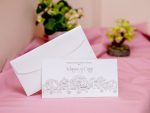 Invitatii nunta cu model argintiu in relief tip buzunar 10.5 x 21 cm