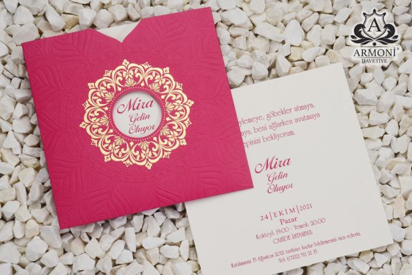 Invitatii nunta roz cu detalii aurii model mat cu striatii si buzunar cu decupaj 18 x 18 cm