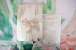 Invitatii nunta lux sidefat aurite si bentita cu pietricele 14.8 x 21 cm