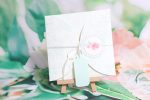 Invitatii nunta crem plic cu model floral si panglica 13.5 x 13.5 cm