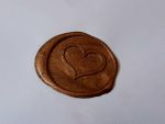 Invitatii nunta gri cu model relief si decupaj detalii argintii plic lucios si sigiliu ceara 23 x 15 cm