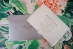 Invitatii nunta gri argintiu pietricele model deosebit 24.7 x 16.7 cm