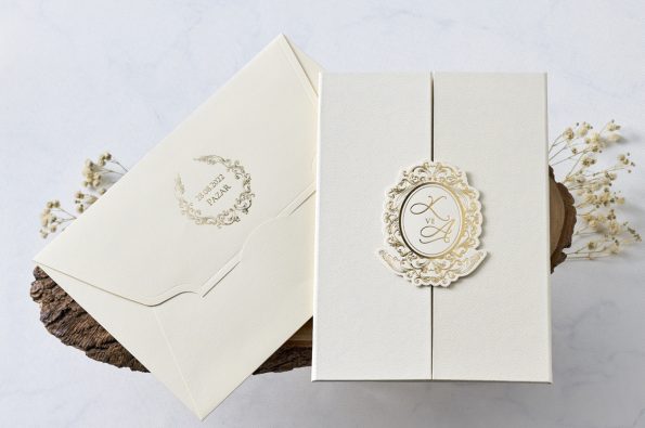 Invitatii nunta crem cu model auriu 29.5 x 21 cm