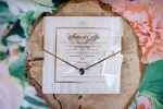 Invitatii nunt cu stripuri margini aurii plic transparent si pietricica 17.5 x 17.5 cm