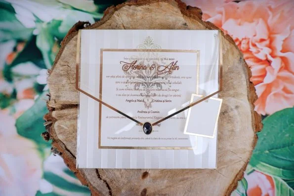 Invitatii nunt cu stripuri margini aurii plic transparent si pietricica 17.5 x 17.5 cm