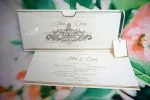 Invitatii nunta buzunar plastic auriu perluta 25.6 x 10.8 cm