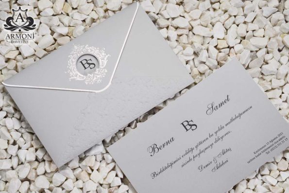 Invitatii nunta gri cu model relief si decupaj detalii argintii plic lucios si sigiliu ceara 23 x 15 cm