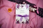 Invitatii nunta flori si panglica mov 14 x 20.7 cm