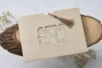 Invitatii nunta lux cu ciucuras matase decupaj nume miri 20.6 x 15.8 cm