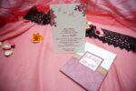 Invitatii nunta model clasic floral visiniu