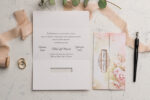 Invitatii nunta cu flori bujori roz