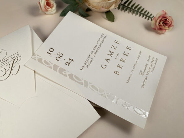 Invitatii nunta cu argintiu si plic elegant dreptunghiular