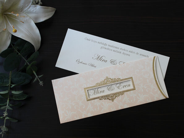 Invitatii nunta eleganta cu imprimu roz pal si auriu