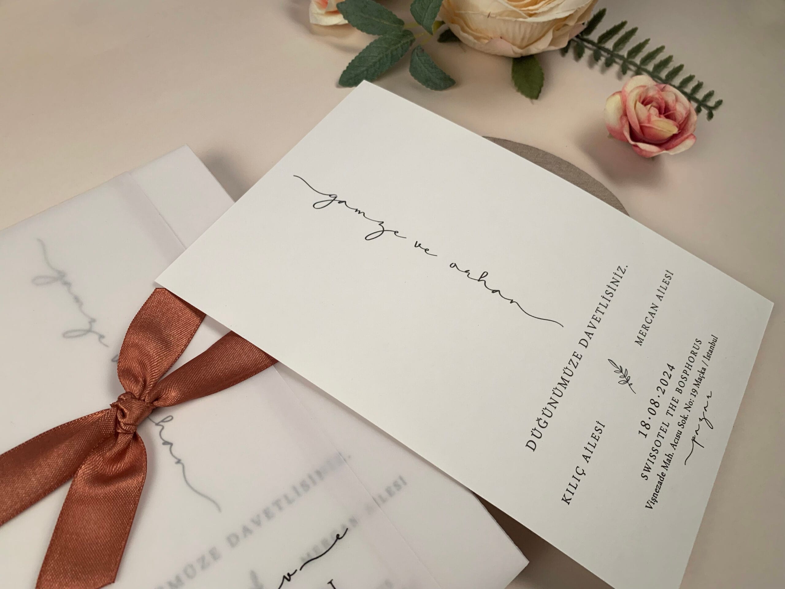49c05877-3 Invitatii nunta cu plic din calc si panglica maro