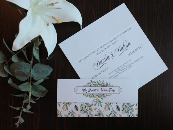 Invitatii nunta cu frunze si flori de maslin nuanta verde