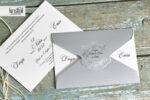 Invitatii nunta model alb gri elegante