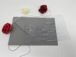 Invitatii nunta plexiglass cu plic gri I8