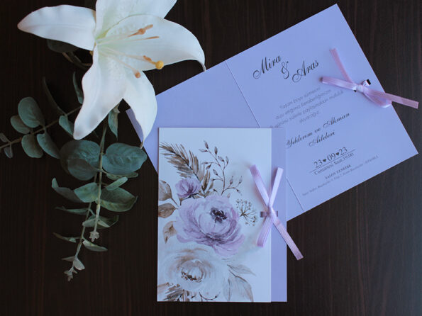 Invitatii nunta clasica lila cu flori stil carte