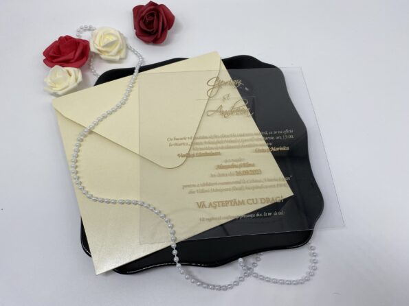 Invitatii nunta plexiglass patrata cu plic inclus nuanta crem sidef