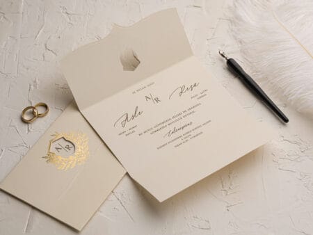 Invitatii nunta crem cu auriu din carton gros