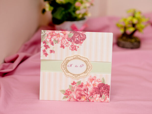 Invitatii nunta clasica cu flori bujori roz verde