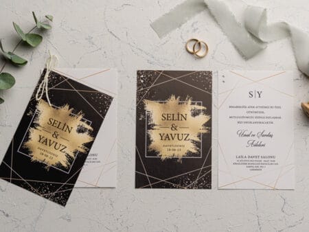 Invitatii nunta eleganta cu detalii aurii pe un carton negru