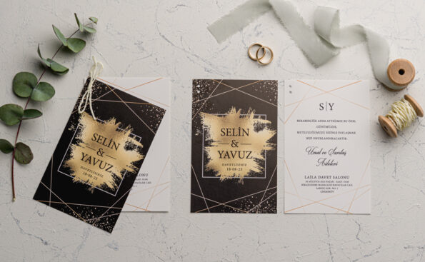 Invitatii nunta eleganta cu detalii aurii pe un carton negru