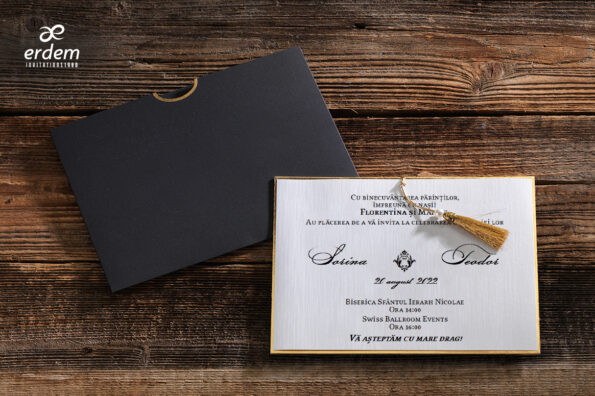 Invitatii nunta eleganta cu plic negru si canaf auriu din carton argintiu