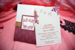 Invitatii nunta model clasic floral visiniu